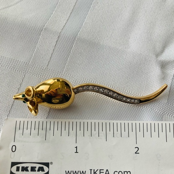 Vintage Butler signed mouse with a swinging tail brooch.Emerald green st… - Picture 10 of 11